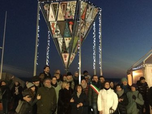 Albisola Superiore: inaugurato Elatan, l’albero di Natale capovolto (FOTO e VIDEO)