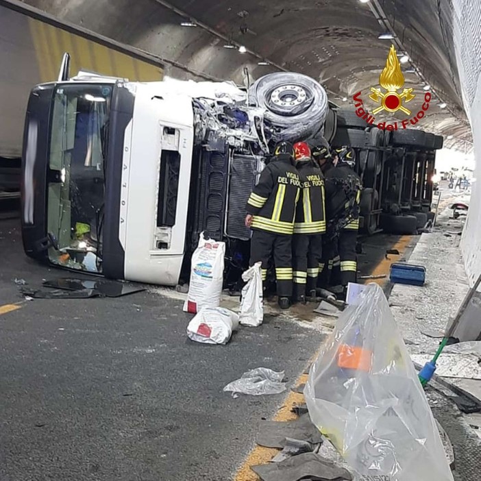 Autoarticolato perde il controllo e finisce su un fianco: incidente in A10 tra Arenzano e Varazze