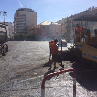 Alassio, iniziata l'asfaltatura di piazza Paccini
