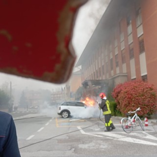 Carcare, auto in fiamme davanti alla sede Asl 2 (FOTO)