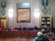 Il presidente dell'Anpi Italo Mazzucco, terzo da sinistra, in sala consigliare con, tra gli altri, il sindaco Frascherelli (immagine di repertorio)