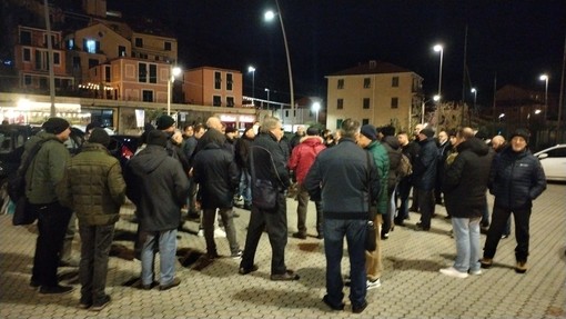 Piano industriale Tpl Linea, assemblea dei lavoratori infuocata nel parcheggio a Vado Piano industriale Tpl Linea, assemblea dei lavoratori infuocata nel parcheggio a Vado