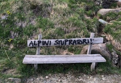 Atti vandalici contro gli alpini e la miniera sul Beigua, ripulite le scritte dal personale del Parco e dalle penne nere