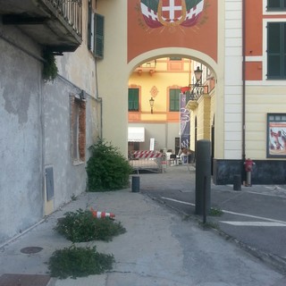 Incuria in centro Loano: da settimane buco "rattoppato" con un cono di segnalazione