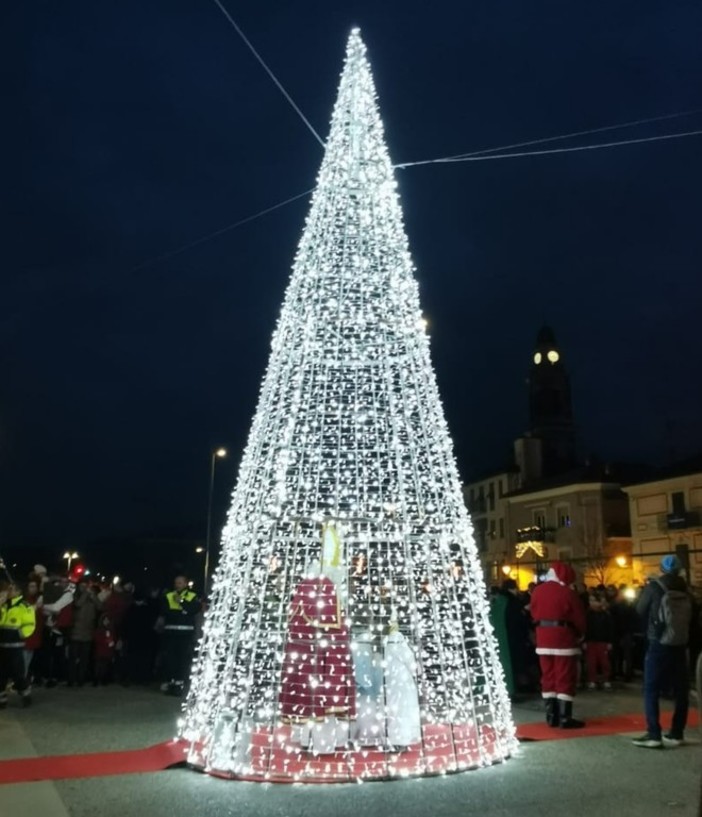 Cairo accende l'albero di Natale Cairo accende l'albero di Natale