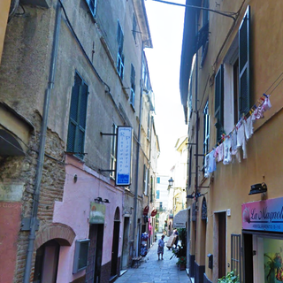 Shopping "reale" ad Albenga, visita inaspettata per i commercianti: "Temevo una fregatura, ma era la principessa"