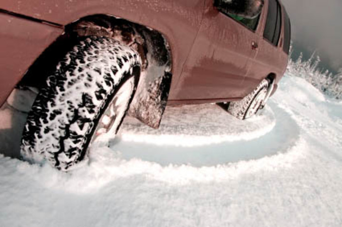 Freddo e ghiaccio sulle strade: dal 15 novembre scatta l'obbligo di gomme invernali e catene Freddo e ghiaccio sulle strade: dal 15 novembre scatta l'obbligo di gomme invernali e catene