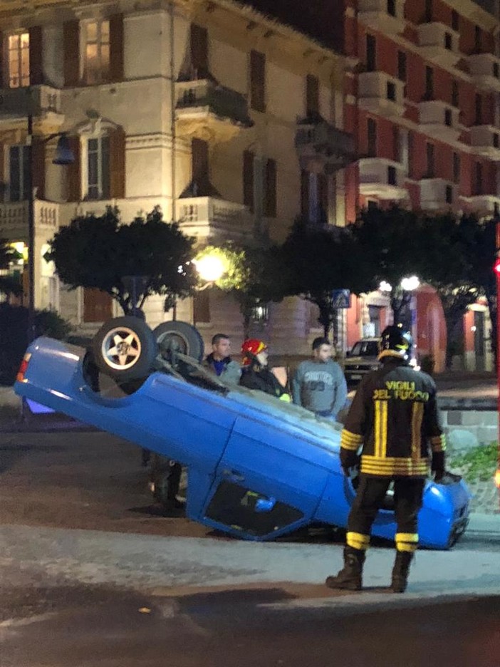 Albenga, auto capottata in viale Martiri della Libertà (FOTO)