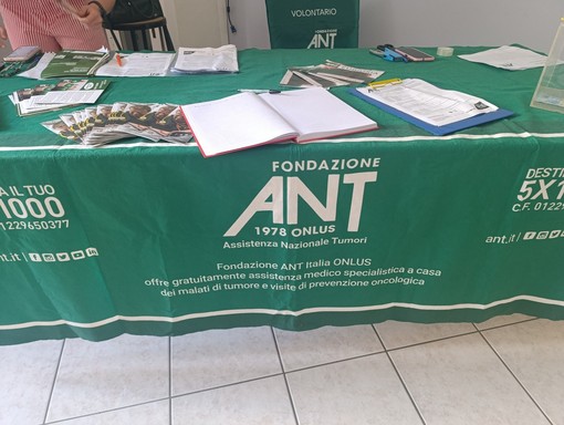 Albenga, Festa della Mamma tra fiori e solidarietà: il banchetto della Fondazione ANT