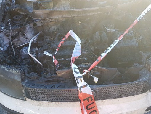 Auto e motorino a fuoco nei pressi della galleria Valloria: intervento dei vigili del fuoco