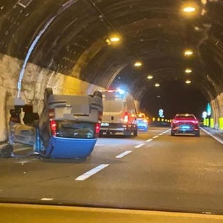 Incidente in galleria tra Spotorno e Feglino: auto si cappotta in autostrada in direzione Francia Incidente in galleria tra Spotorno e Feglino: auto si cappotta in autostrada in direzione Francia