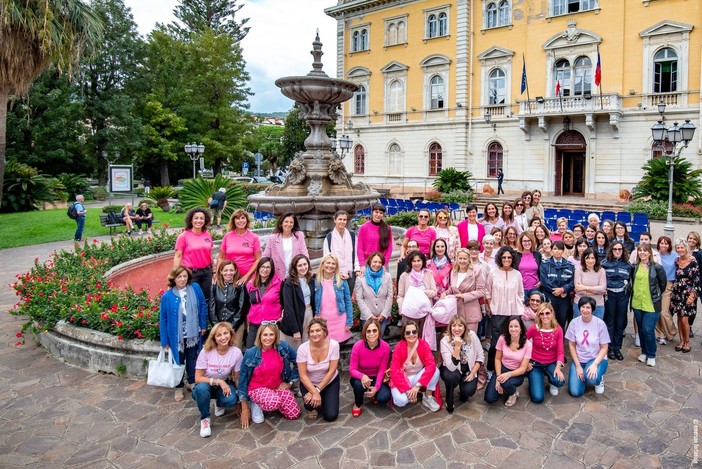 La tradizionale "Foto delle donne di Alassio per Airc" apre l'edizione 2024 di "Alassio in rosa per Alessia"