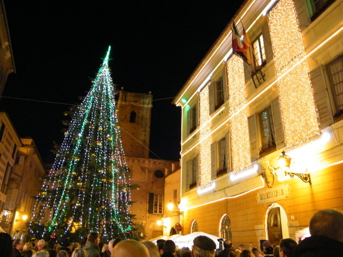 Albenga accende l'albero di Natale: domenica 8 dicembre in piazza San Michele