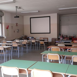 Andora, terminato in 48 ore il trasloco e l’allestimento delle classi per i 430 studenti delle scuole inagibili (FOTO)