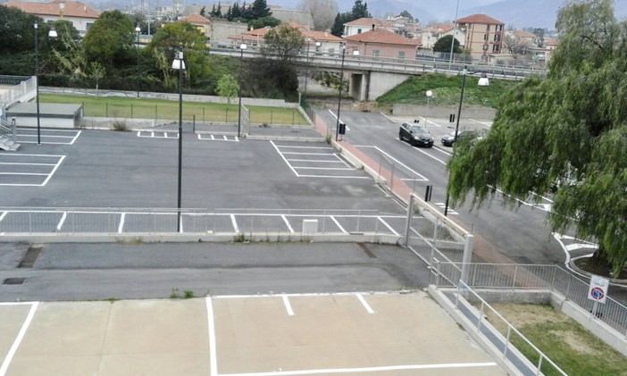 Albenga, restyling della segnaletica sulla traversa a monte di via Torino (FOTO)