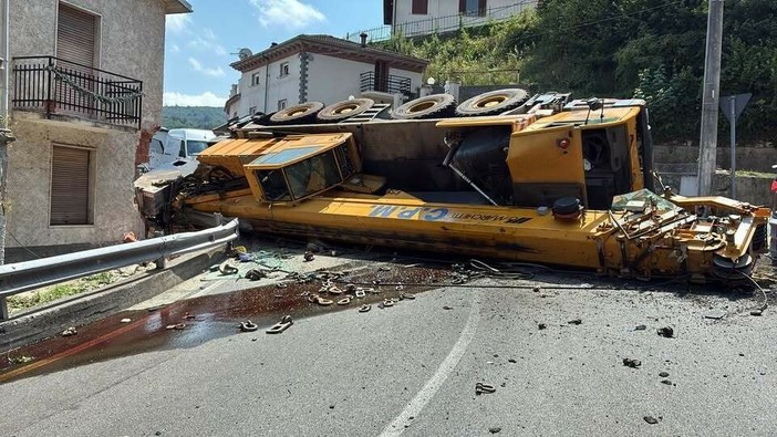 Autogru ribaltata a Roccavignale, Sp28 bis chiusa per la messa in sicurezza. Fracchia: "Quel tratto è un punto critico" Autogru ribaltata a Roccavignale, Sp28 bis chiusa per la messa in sicurezza. Fracchia: "Quel tratto è un punto critico"