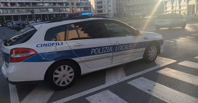 Savona, scontro in piazza Martiri della Libertà: danneggiata la fiancata di un'auto della Polizia locale Savona, scontro in piazza Martiri della Libertà: danneggiata la fiancata di un'auto della Polizia locale