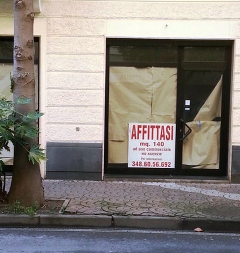Ad Albenga shopping natalizio tra gli "affittasi" e i "cedesi"