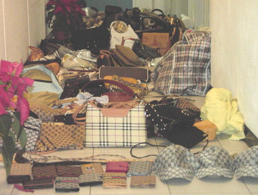 Savona: abusivismo commerciale 3 sequestri e diversi indentificati Savona: abusivismo commerciale 3 sequestri e diversi indentificati