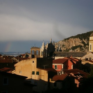 Arcobaleno sull' isola Gallinara, vista da Finale Ligure
