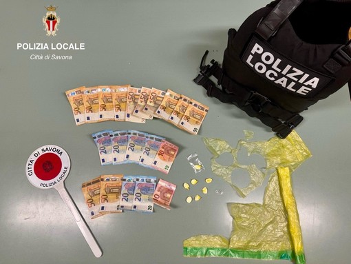 Sorpreso a cedere tre dosi di cocaina, in caserma ne consegna altre quattro agli agenti della Polizia locale: arrestato