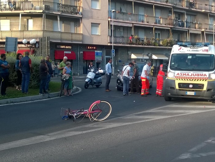 Donna in bicicletta investita da un'auto a Vadino d'Albenga