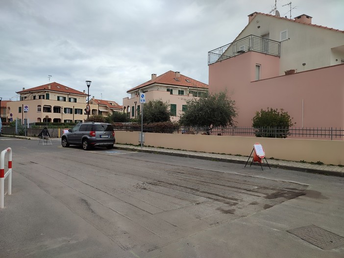 Albenga, scatta il piano asfalti: i primi interventi in piazza Don Bertola a Leca e nel sottopasso di viale Che Guevara (FOTO) Albenga, scatta il piano asfalti: i primi interventi in piazza Don Bertola a Leca e nel sottopasso di viale Che Guevara (FOTO)