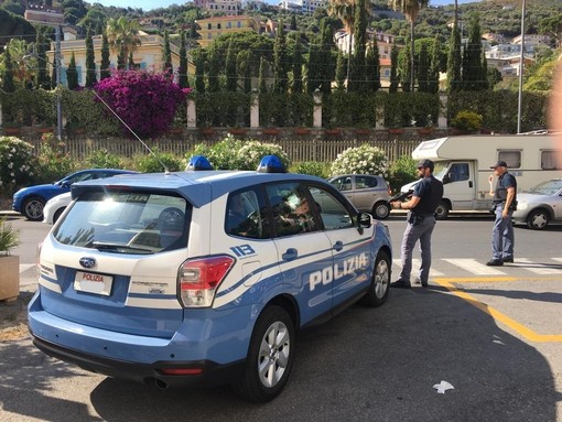 Aggredisce gli agenti durante le operazioni di identificazione: giovane arrestato ad Alassio Aggredisce gli agenti durante le operazioni di identificazione: giovane arrestato ad Alassio