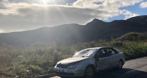 Auto abbandonata in via al Molino ad Albenga, la segnalazione di un lettore