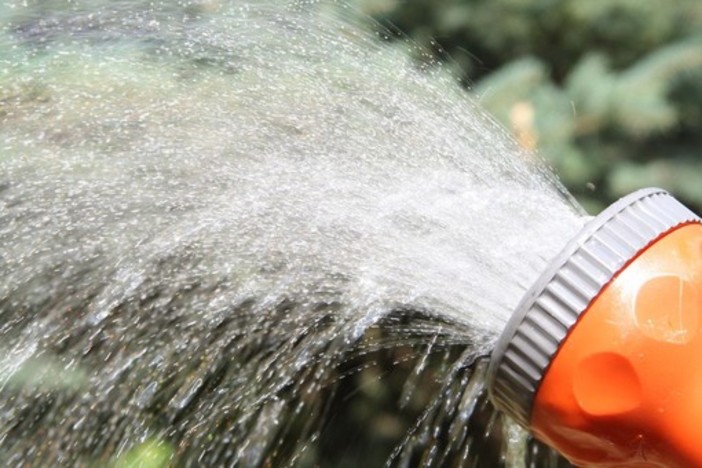 Sassello, spreco d'acqua sul territorio: ordinanza di divieto di innaffiare orti, pulire auto e riempire piscine