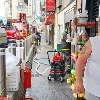 Savona, un'ora di pioggia e Zinola si allaga: negozi sotto l'acqua (FOTO e VIDEO)
