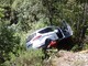 Castelbianco, macchina finisce fuori strada e resta in bilico sul ciglio della strada