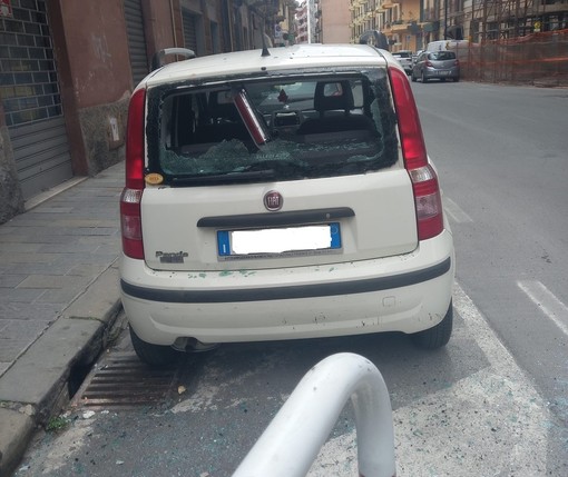 Savona, atto vandalico a Villapiana mandati in frantumi i vetri di un'auto
