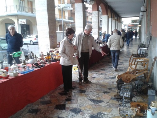 Loano: torna il mercatino dell'antiquariato Loano: torna il mercatino dell'antiquariato