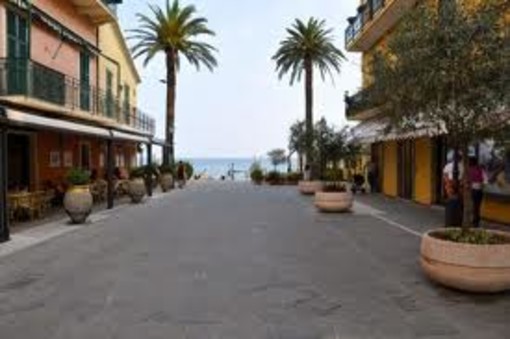 Alassio, controlli del fisco: chiusa una pasticceria, il cartello del titolare "Perso la voglia"