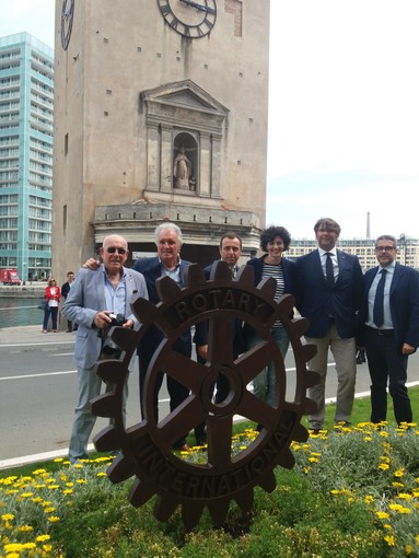 "AdottiAMO Savona" inaugurata una nuova aiuola donata dai Rotary in Piazza Leon Pancaldo "AdottiAMO Savona" inaugurata una nuova aiuola donata dai Rotary in Piazza Leon Pancaldo