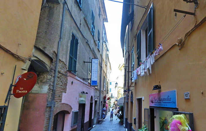 Shopping "reale" ad Albenga, visita inaspettata per i commercianti: "Temevo una fregatura, ma era la principessa"