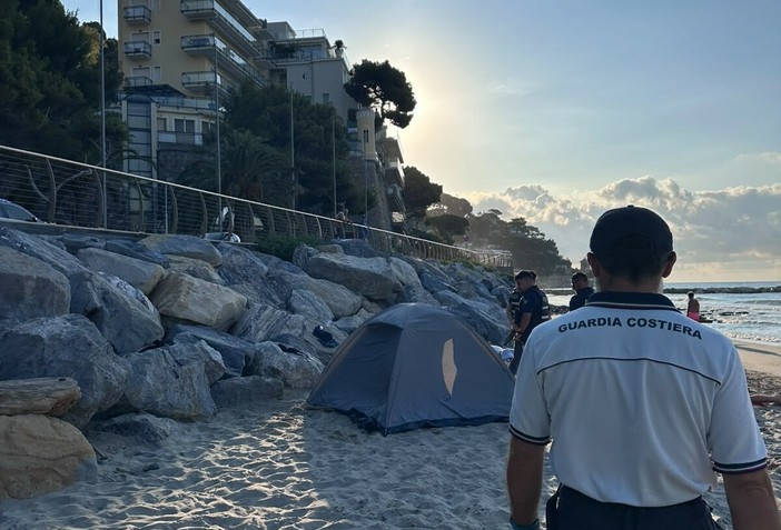 Alassio, giro di vite della Capitaneria contro gli accampamenti abusivi in spiaggia: nove sanzioni