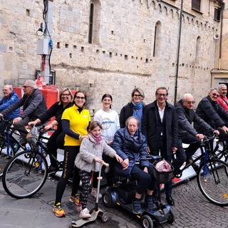 Albenga s’illumina d’immenso: “Prendiamoci per mano” e “Aism” pedalano per il Parkinson e la Sclerosi Multipla Albenga s’illumina d’immenso: “Prendiamoci per mano” e “Aism” pedalano per il Parkinson e la Sclerosi Multipla