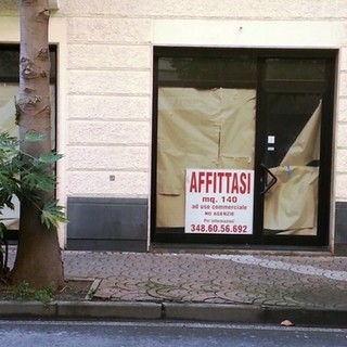 Ad Albenga shopping natalizio tra gli "affittasi" e i "cedesi"