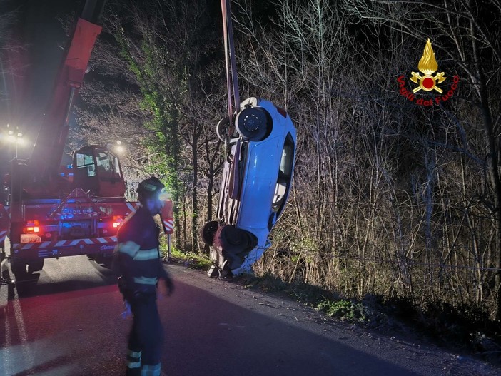 Auto precipita in una scarpata: soccorsi in azione a Zuccarello (FOTO e VIDEO)