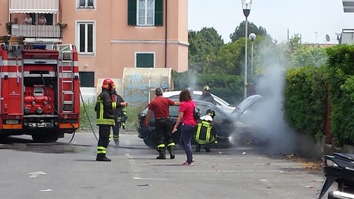 Auto in fiamme ad Albenga: intervento dei vigili del fuoco (FOTO)