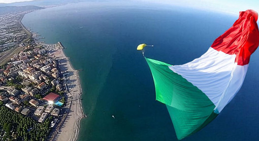 Albenga celebra gli 80 anni della Repubblica: il 2 giugno cerimonia sul lungomare e spettacolo dei paracadutisti Albenga celebra gli 80 anni della Repubblica: il 2 giugno cerimonia sul lungomare e spettacolo dei paracadutisti