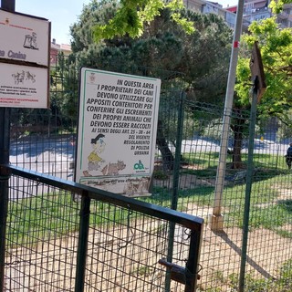 Senza bottiglietta nell'area canina, multati dalla polizia locale a Savona. Comandante Aloi: "Le regole si rispettano" Senza bottiglietta nell'area canina, multati dalla polizia locale a Savona. Comandante Aloi: "Le regole si rispettano"