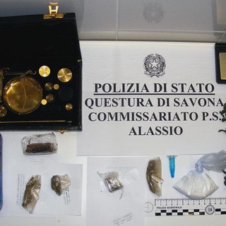 Andora, minifabbrica dello spaccio in macchina e casa: arrestato un 44enne