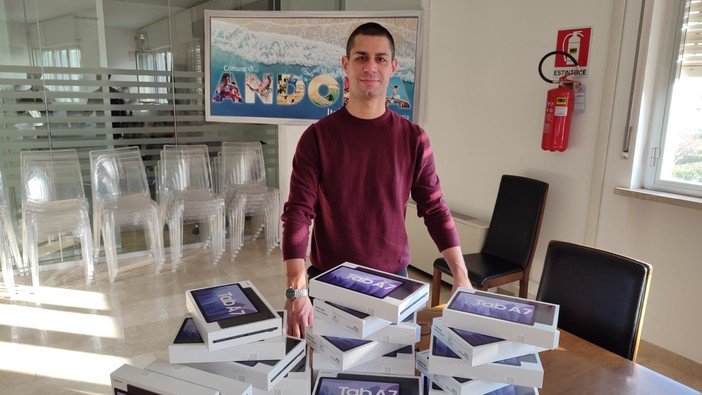 Andora, cominciata la consegna dei tablet ai 93 studenti assegnatari del bando promosso dal comune