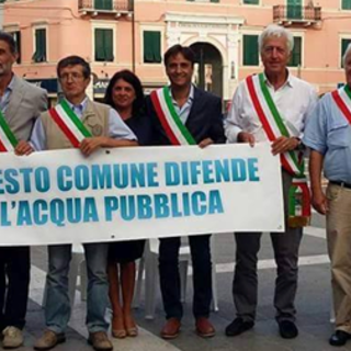 Albenga, assemblea pubblica del Comitato Acqua Bene Comune in Piazza del Popolo