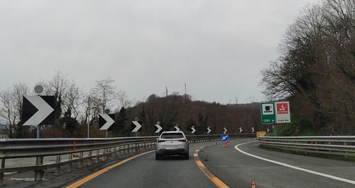 Incidente sulla A6 tra Millesimo e Altare, auto va a sbattere contro il guardrail Incidente sulla A6 tra Millesimo e Altare, auto va a sbattere contro il guardrail