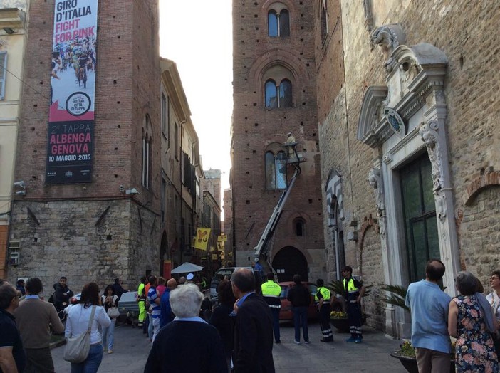 Albenga: le api invadono la torre del comune