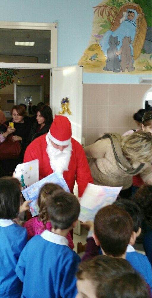 I bambini del Redemptoris Mater di Albenga in visita al reparto di pediatria del Santa Corona